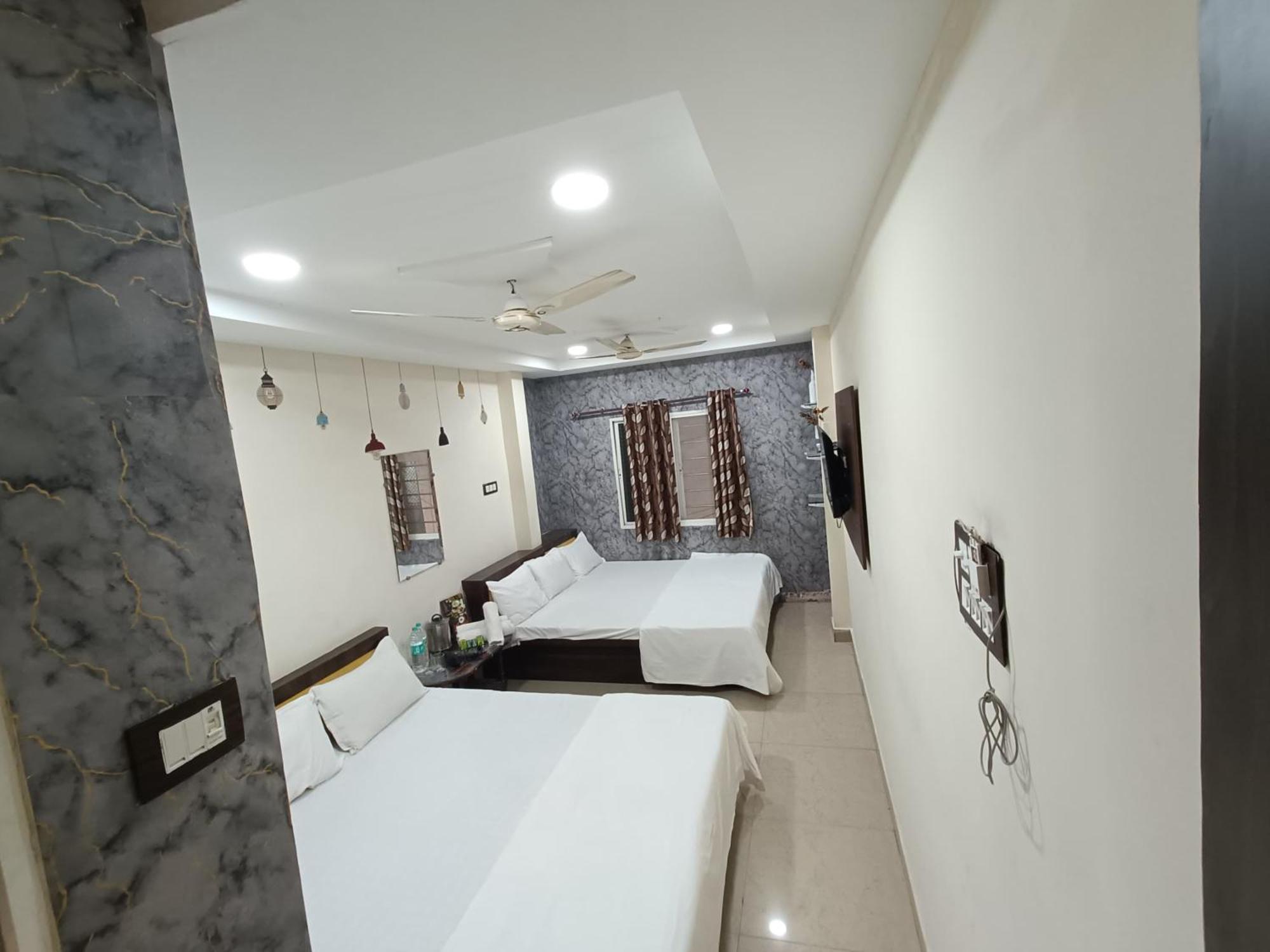 Treebo Yatri Grah Kshipra T Hotel Ujjain Zewnętrze zdjęcie