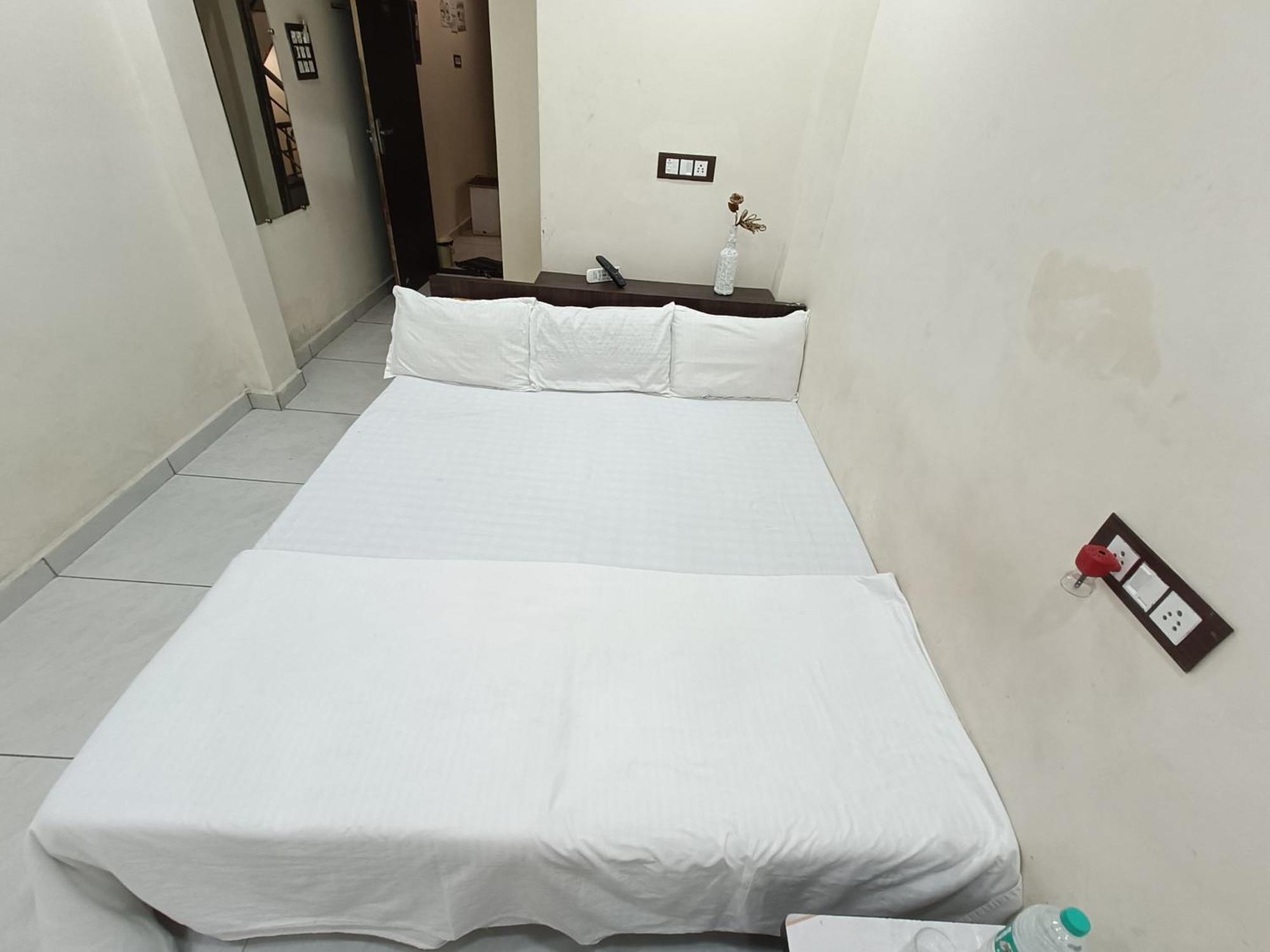 Treebo Yatri Grah Kshipra T Hotel Ujjain Zewnętrze zdjęcie