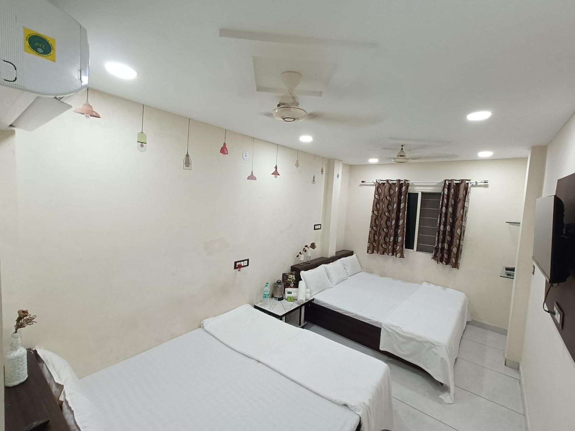 Treebo Yatri Grah Kshipra T Hotel Ujjain Zewnętrze zdjęcie
