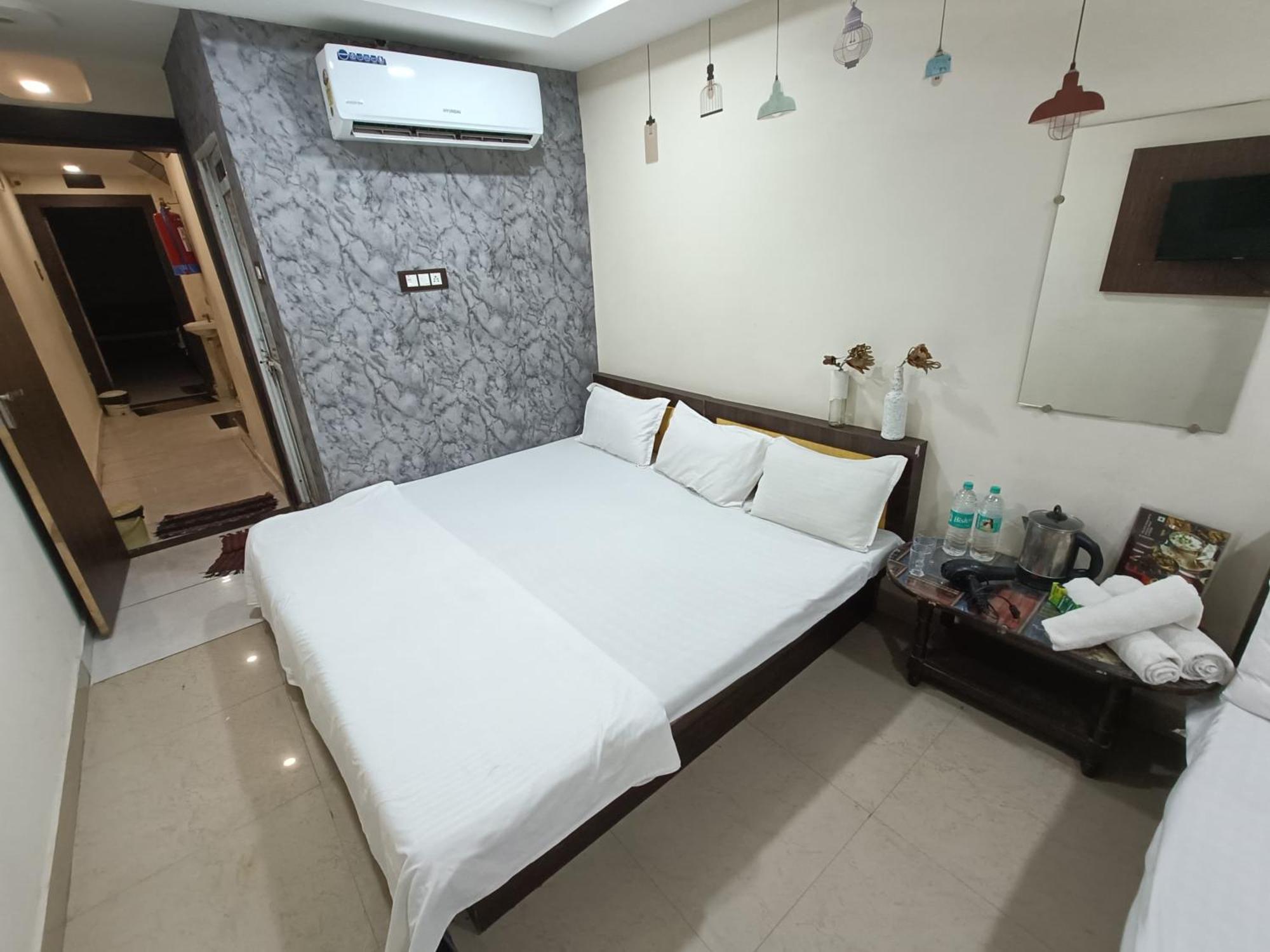 Treebo Yatri Grah Kshipra T Hotel Ujjain Zewnętrze zdjęcie