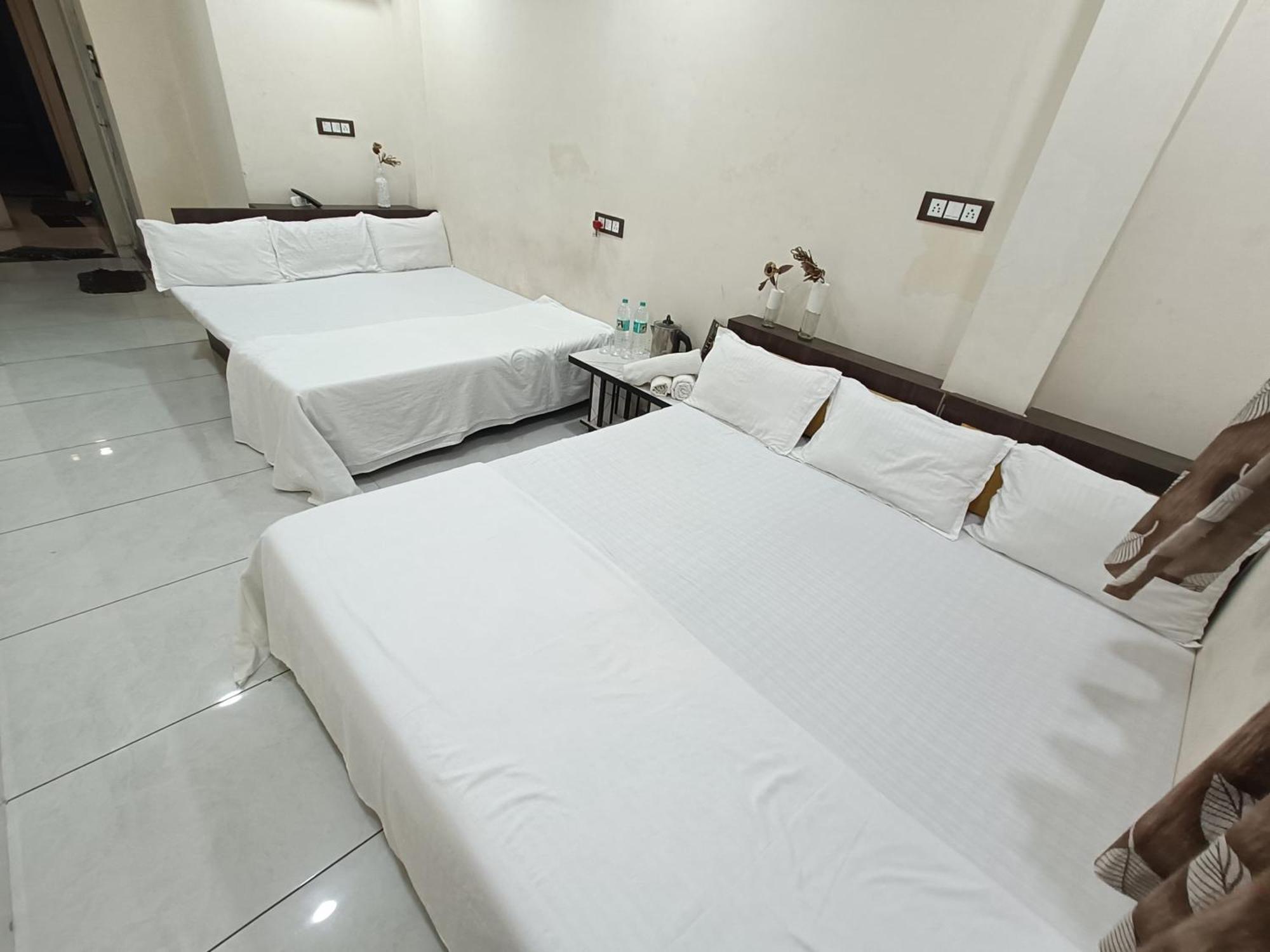 Treebo Yatri Grah Kshipra T Hotel Ujjain Zewnętrze zdjęcie