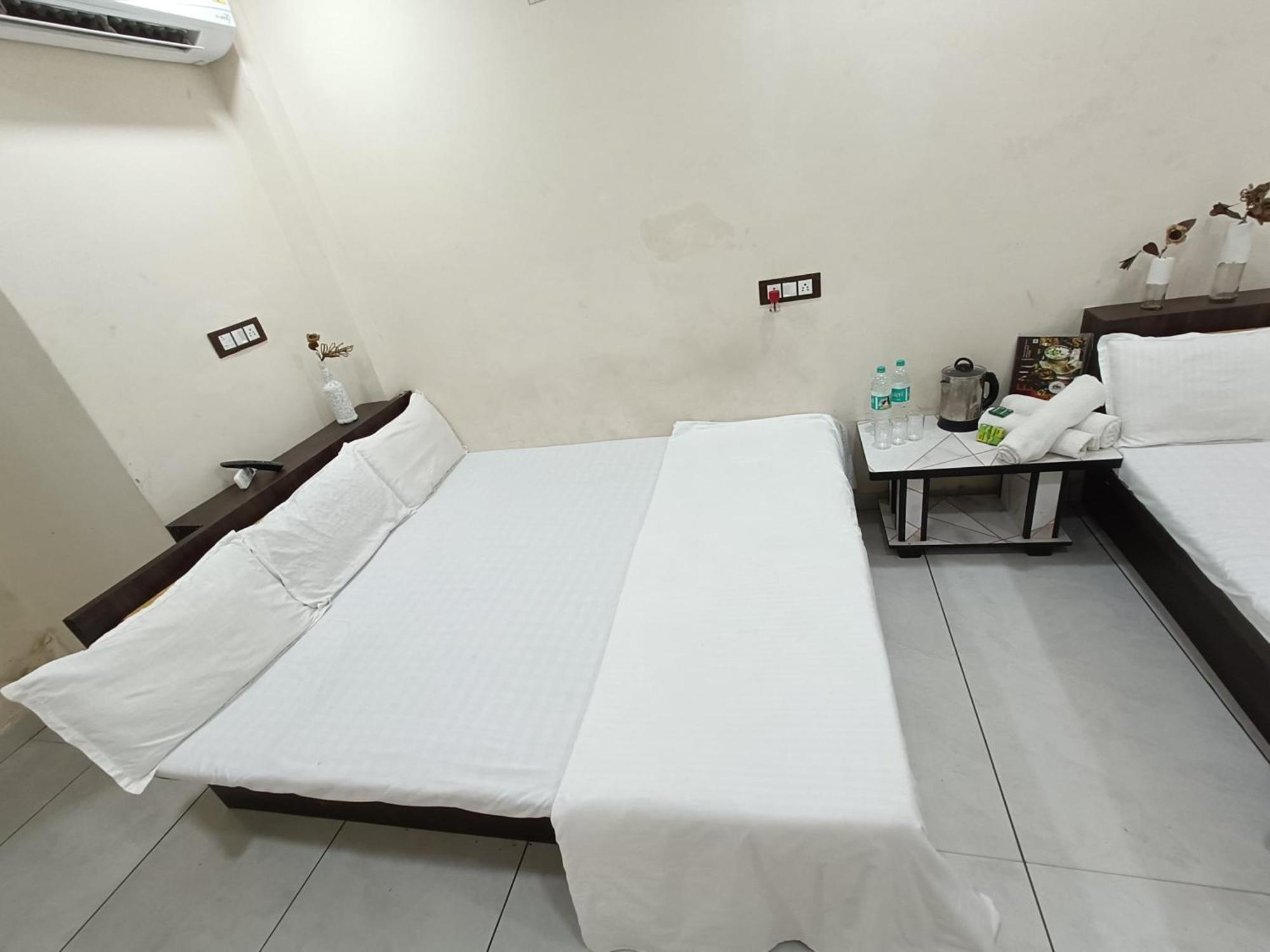 Treebo Yatri Grah Kshipra T Hotel Ujjain Zewnętrze zdjęcie