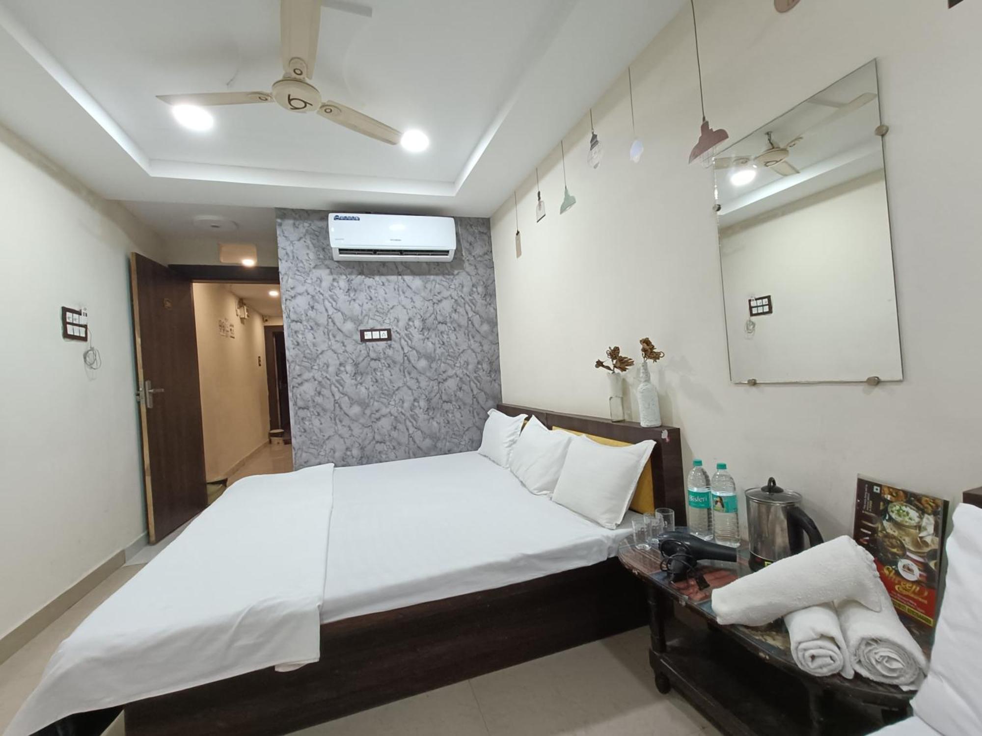 Treebo Yatri Grah Kshipra T Hotel Ujjain Zewnętrze zdjęcie