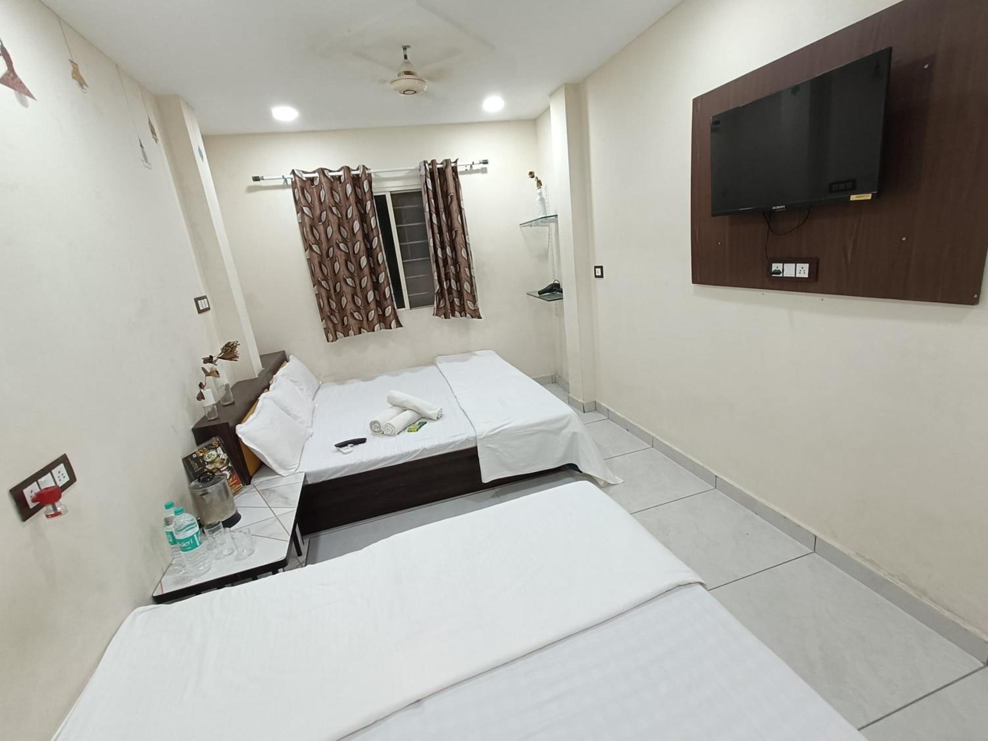 Treebo Yatri Grah Kshipra T Hotel Ujjain Zewnętrze zdjęcie