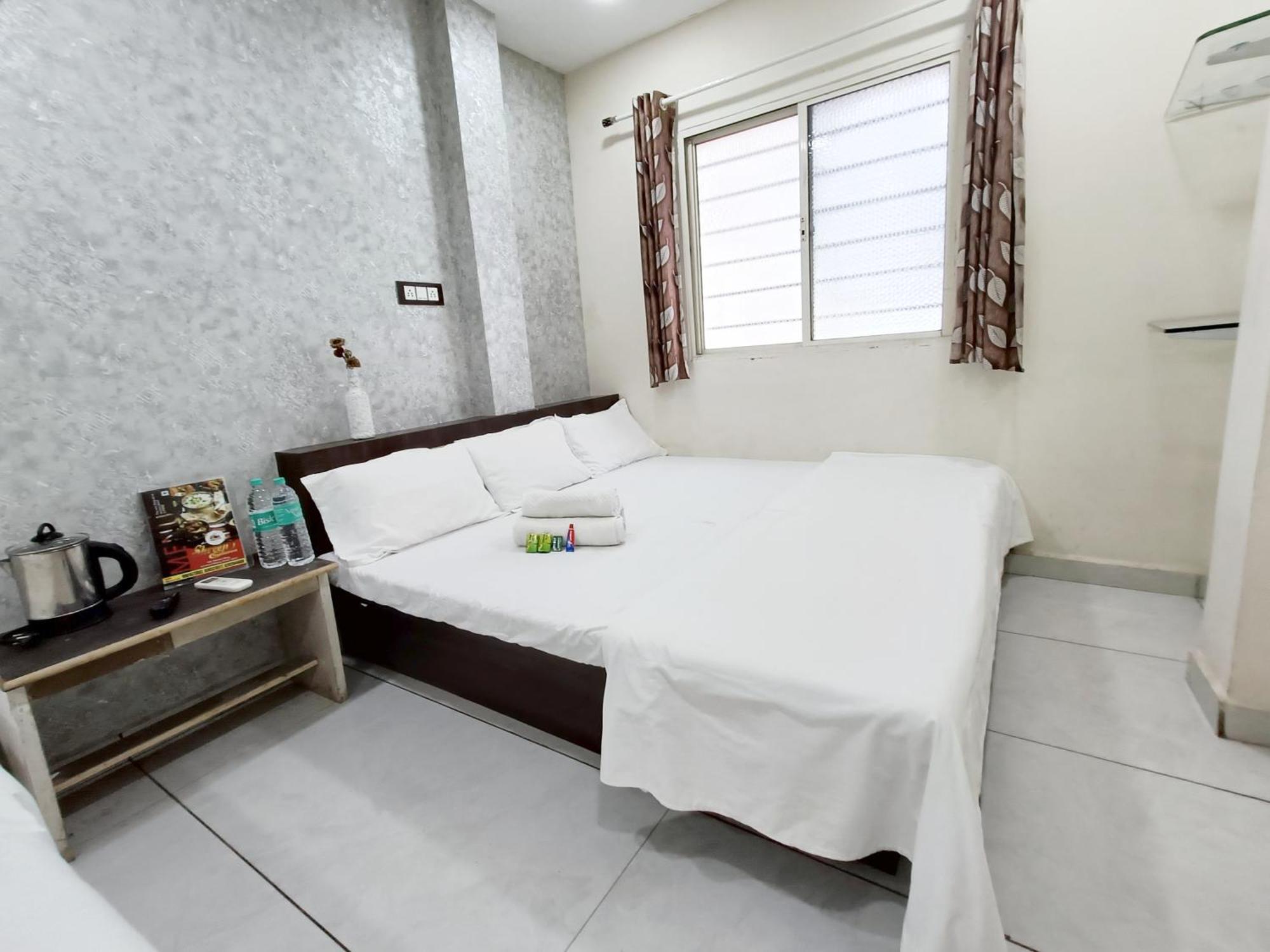 Treebo Yatri Grah Kshipra T Hotel Ujjain Zewnętrze zdjęcie